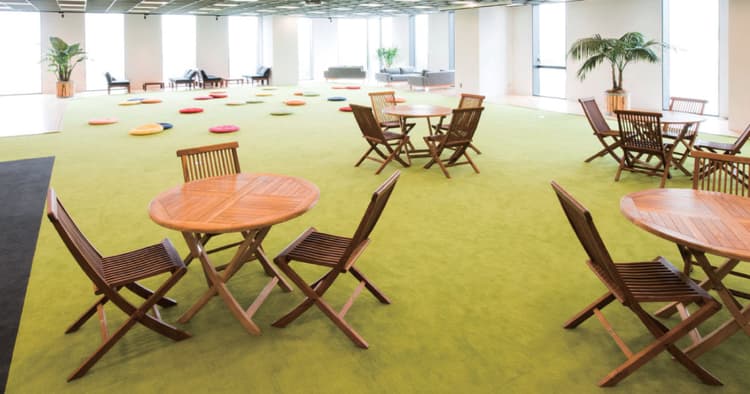 社内に草原のようなオープンラウンジが広がる―アカツキのオフィス