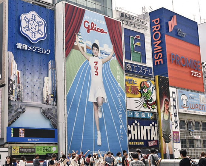 道頓堀のグリコ看板がリニューアル 綾瀬はるかさんが“代走”中