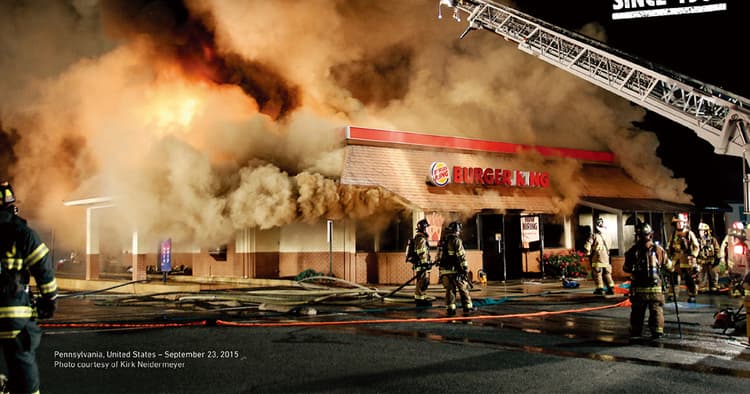 『店舗の炎上写真』をあえて使用した広告「BURNING STORES CAMPAIGN」