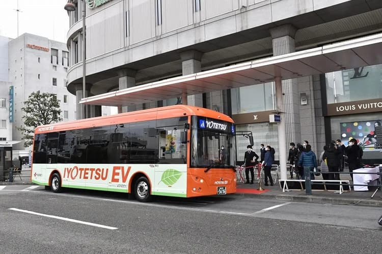 EVモーターズ、大型EV路線バスを伊予鉄グループに納車