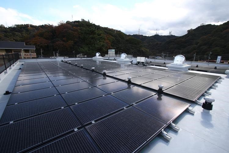 陸屋根向け、太陽光発電パネル設置の新工法 容量最大3割増