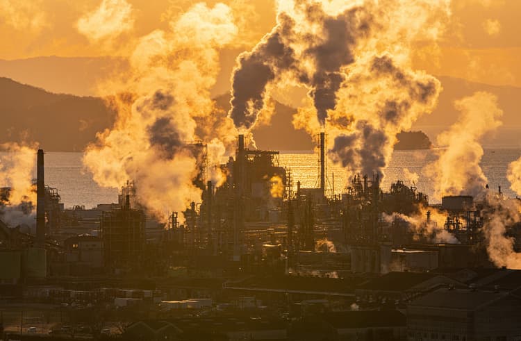 再エネ移行進むも、22年のエネ関連CO2排出は過去最多に IEA
