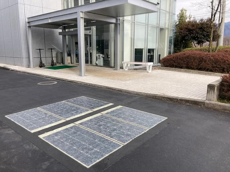 路面に太陽光発電設置、電動モビリティに供給 東亜利根ボーリングで試験導入