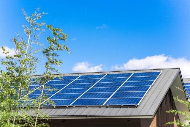 都内住宅の太陽光パネル、リサイクル費用2.5万円/kWを補助 事業者向け