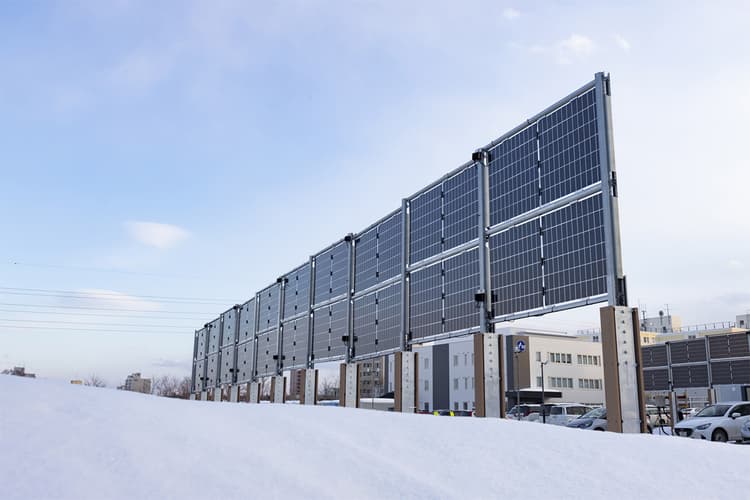 垂直型の太陽光発電システム発売へ、豪雪地帯・駐車場等に エア・ウォーター