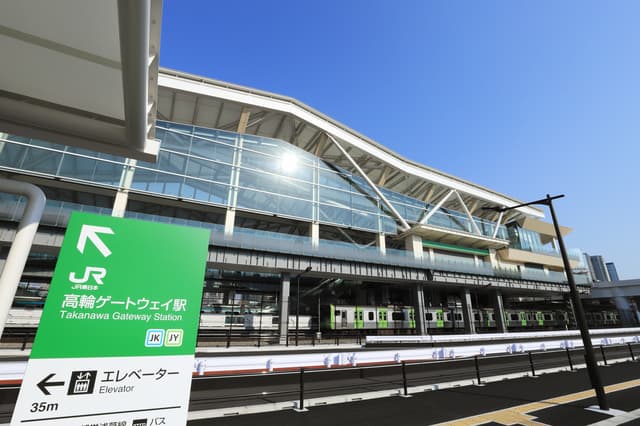 ENEOSら、透明な太陽光発電窓パネルの実証実験 高輪ゲートウェイ駅で
