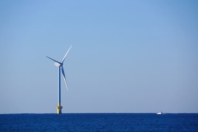 日英、再エネ分野で連携強化へ 洋上風力発電や次世代太陽電池の環境整備など