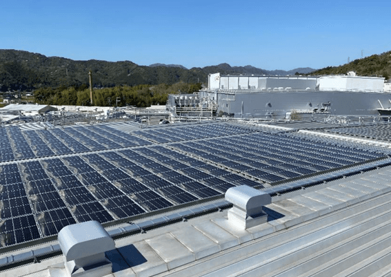 テスHD、清涼飲料水工場の屋根に自家消費太陽光発電導入 PPAで