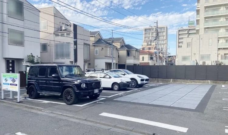 ミライラボ、都内駐車場で太陽光路面発電パネル・蓄電池の実証