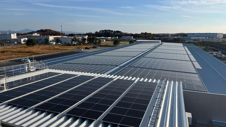 アンリツ、2.4MWh蓄電池と1.1MW太陽光発電導入 オムロンと連携