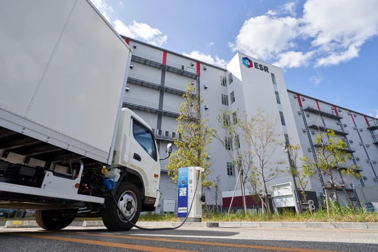ESR、三菱ふそうの小型EVトラックを導入 物流施設に急速充電器設置も