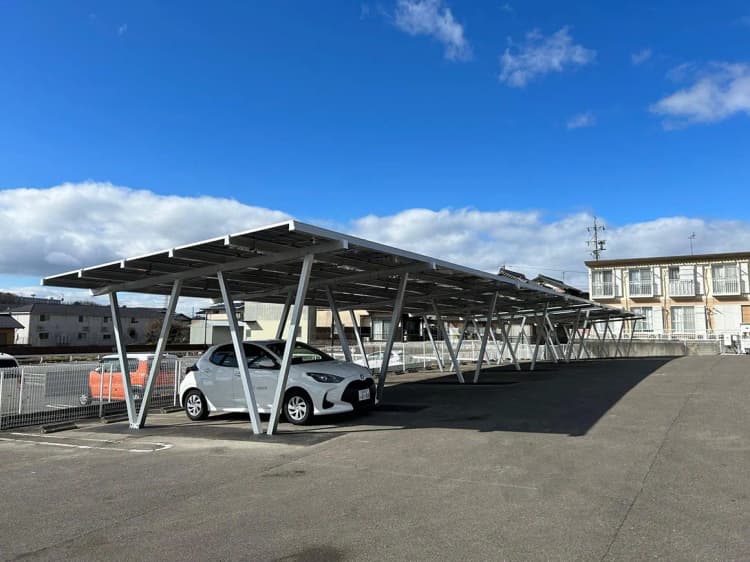 AOKI、3店舗にソーラーカーポート設置 CO2排出削減と利便性向上