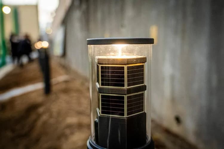 リコー、ペロブスカイト太陽電池の実証開始 屋外庭園灯の電力に使用