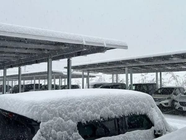 長野県内企業、両面発電可能なソーラーカーポート導入 積雪対策に