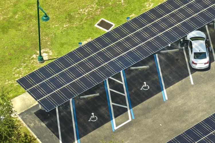 環境省、ソーラーカーポートの導入に補助金 蓄電池等も併せて公募開始
