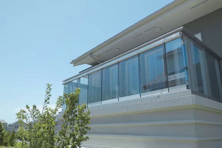 パナソニックのペロブスカイト太陽電池開発 ガラス建材一体型に絞って製品化