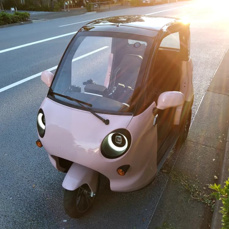 PXPら、曲がる太陽電池を搭載したEV三輪車の実証実験を開始
