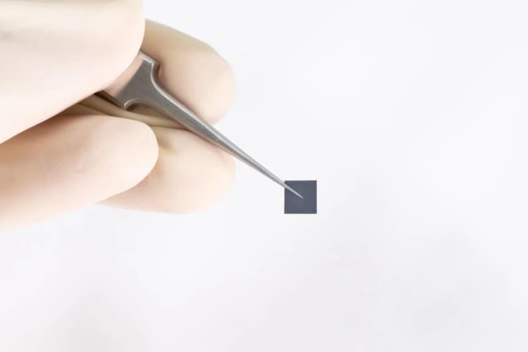 TDK、全固体電池の新材料を開発 ウェアラブル用途で製品化へ