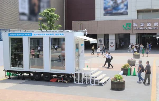 YKK AP、秋葉原駅前でペロブスカイトを使用した発電する窓の実証開始
