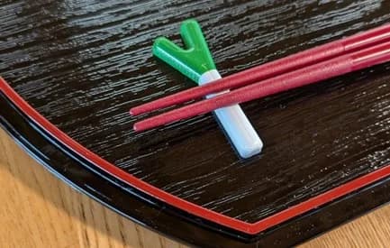 埼玉工業大、特産「深谷ネギ」の葉からプラ製品を試作 作物残渣を有効活用