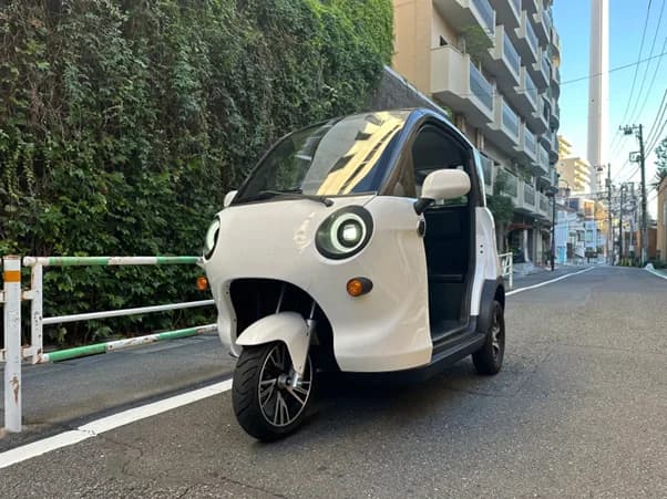 災害時に特化した小型EV車を開発 ペロブスカイト搭載で走行と電力供給