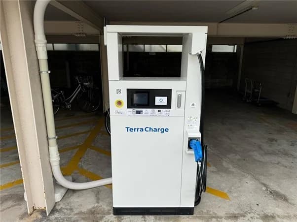 倉敷市、郵便局にEV急速充電器を設置 三菱自動車・テラチャージと協働