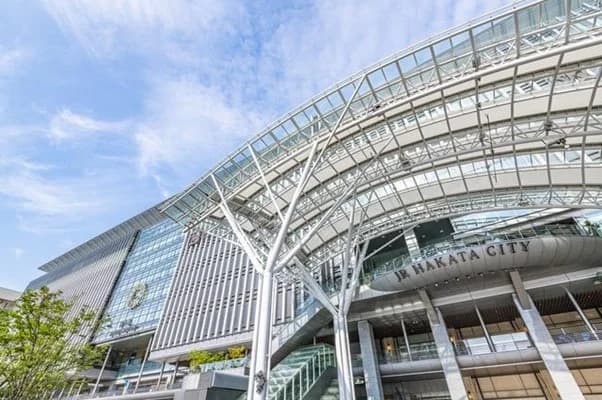 JR九州・日揮ら、博多駅屋根へのペロブスカイト設置実証開始