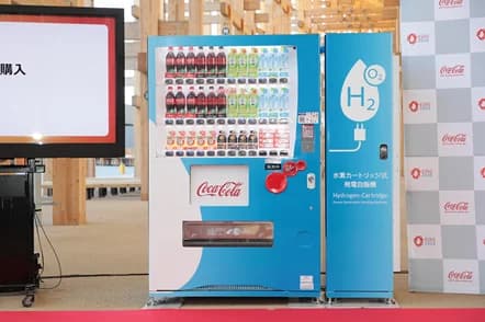 コカ・コーラと富士電機、万博会場に水素で稼働する自販機設置 CO2排出ゼロ