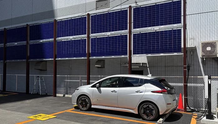 エア・ウォーター、タイムズ24駐車場に国内初の垂直ソーラー実用運転を開始