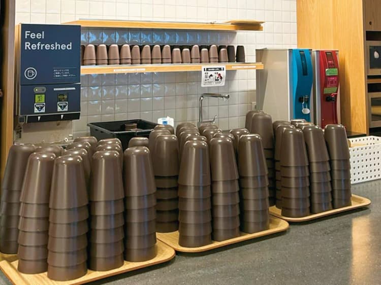 ソフトバンク、バイオプラ製カップ導入 CO2年間約119t削減へ