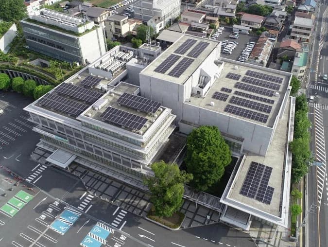 秩父新電力、市本庁舎・市民会館でリース方式の自家消費型太陽光を稼働
