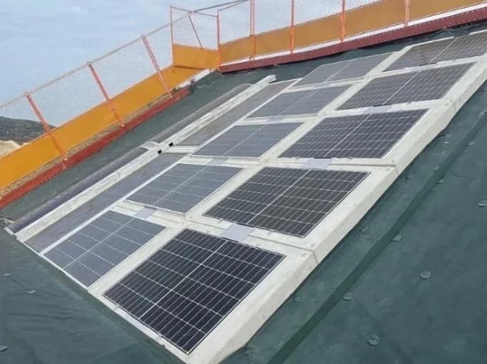 遊水地の堤防法面でペロブスカイト太陽電池実証を開始、愛知県プロジェクト