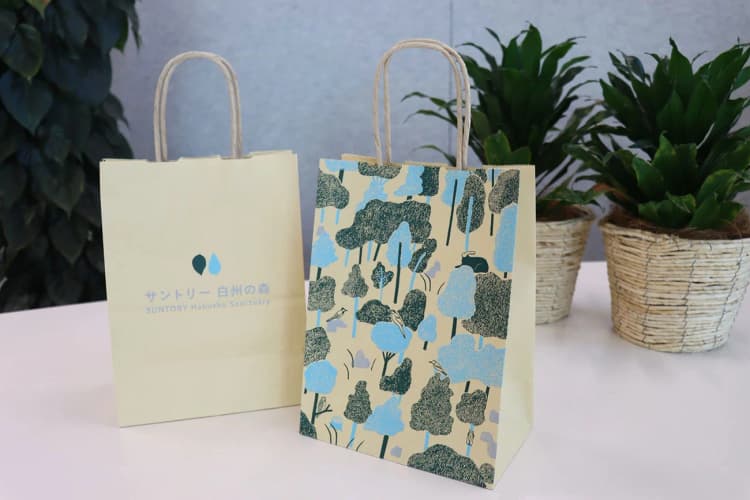 ウイスキー粕由来の紙を開発 サントリー白洲蒸留所で紙袋に