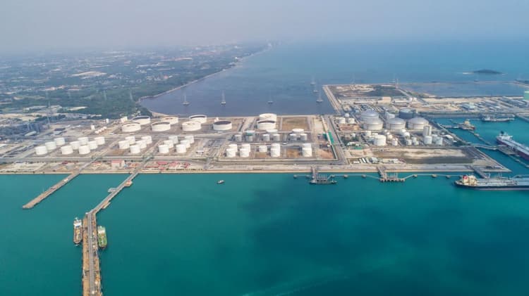 原油市場で進む「東西ブロック化」、高まる価格変動リスクに注意