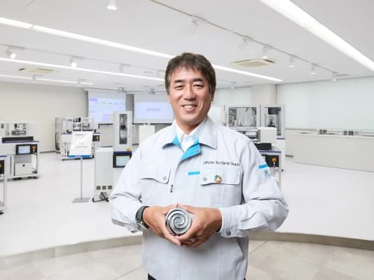 省エネ・廃材ロスに効果 エプソンテックフオルムの小型射出成形機とは?