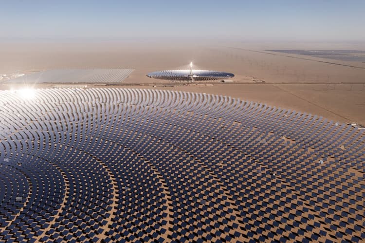 パラボラアンテナの原理で太陽熱を集約する「タワー式太陽熱発電」