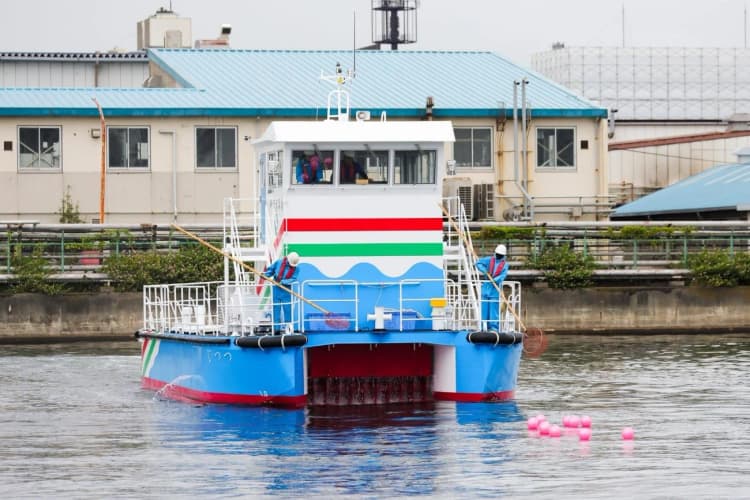川崎市、官公庁で全国初の「電気推進清掃船」完成 海面清掃でのCO2を削減