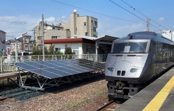 JR九州、未使用線路上で発電する「レールPV」実証 駅構内では初導入