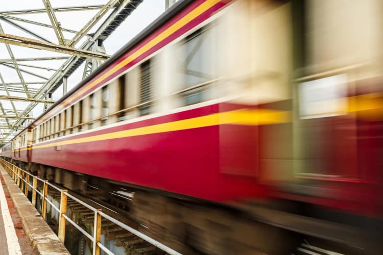 東芝、鉄道向けバッテリーモジュール開発 従来比3倍の充放電可能