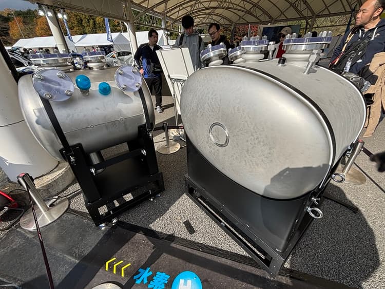 トヨタ、水素技術の最前線 カローラH2が超電導モーターで進化