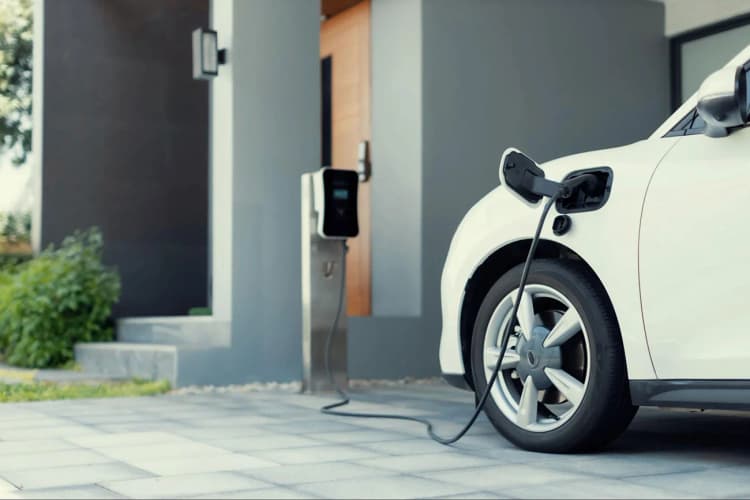 パナソニック、電力市場価格の安価な時間にEV充電 100世帯で実証開始