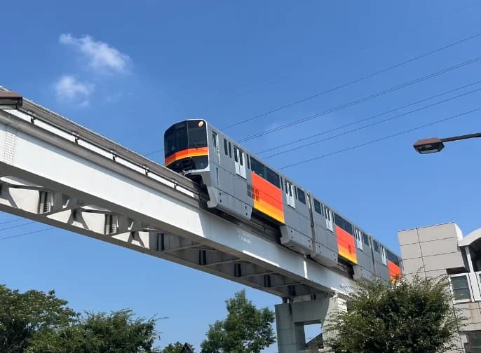 セブンーイレブンと京王運輸、多摩都市モノレールで駅構内店舗に配送開始