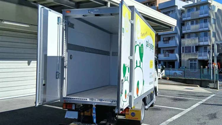 パルシステム東京、荷台床材に国産間伐材を使用したEVトラックを導入