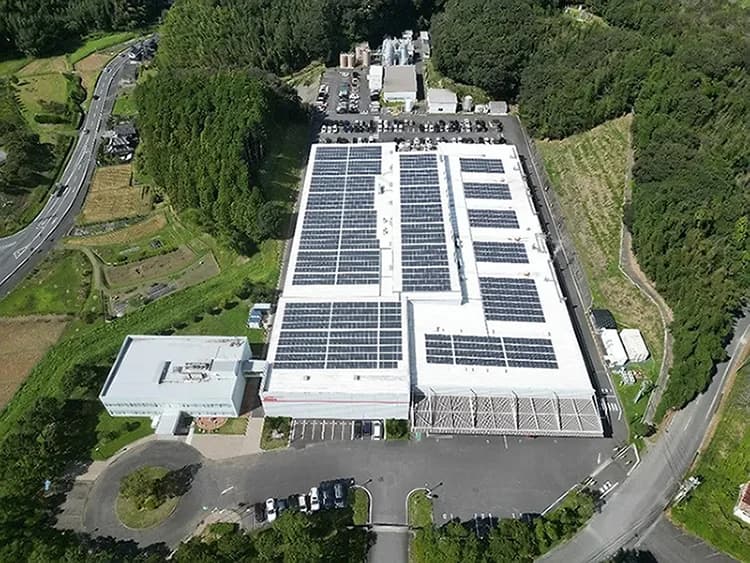 電巧社、カンロの工場に自家消費型太陽光設置 超軽量パネルで屋根全面を実現