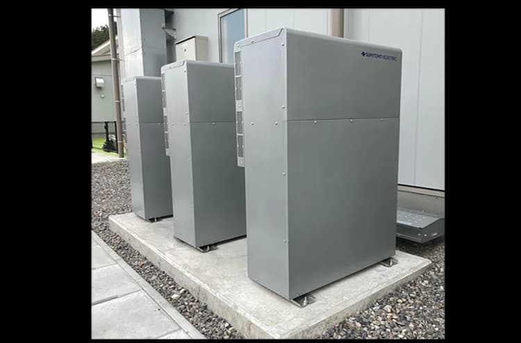 家庭用蓄電池を産業用に低コスト導入 ローカルEMSで最大9台並列運用