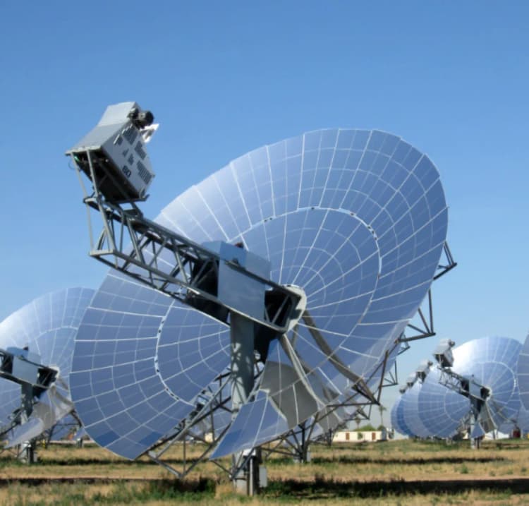 パラボラアンテナの原理で太陽熱を集約する「ディッシュ式太陽熱発電」