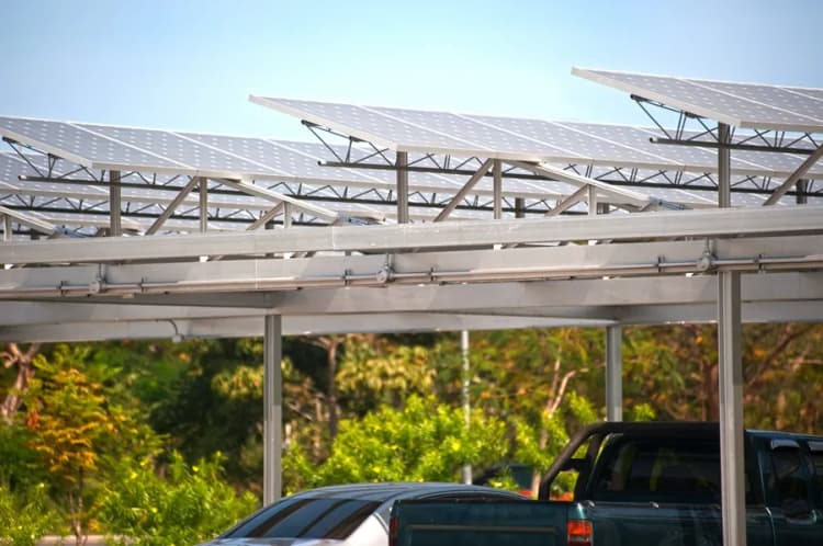 ソーラーカーポートと営農型太陽光発電に追い風 設置場所特性補助金を解説