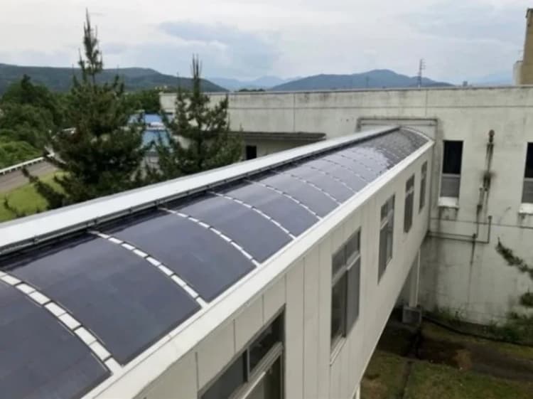 国内初、カルコパイライト太陽電池でPPA 新潟県の補助金で湾曲屋根に設置