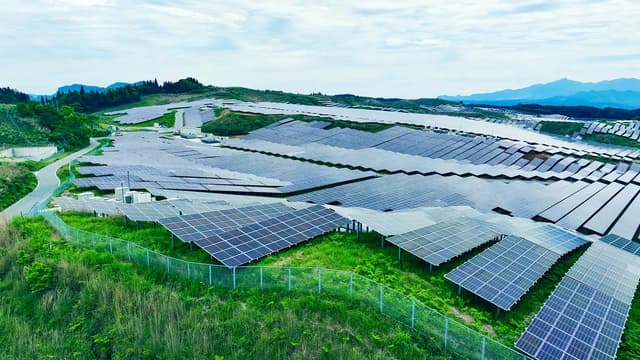 最大50万t排出予測 太陽光発電パネルリサイクルは間に合うか