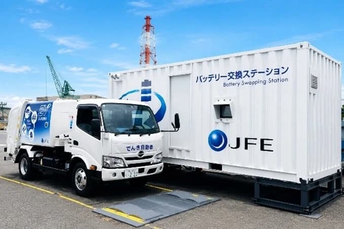 バッテリー交換式EV推進で協業、ごみ収集車などに JFEエンジとSMAS